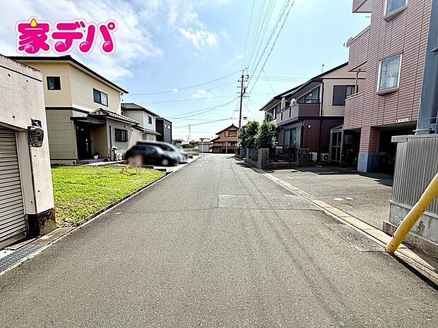 前面道路は幅員約5mとゆとりがあり、車の出し入れや駐車もスムーズに行えます。見通しも良く、毎日のお出かけやお買い物も快適。運転が苦手な方でも落ち着いて車を扱いやすく、安心して暮らせる住環境です。