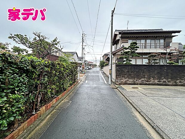 前面は車通りの少ない道路なので、車の出し入れも落ち着いて行えます。駐車の際も周囲を確認しやすく、慌てずに操作できます。運転が苦手な方も安心の立地で、毎日の車移動も快適に行えます。