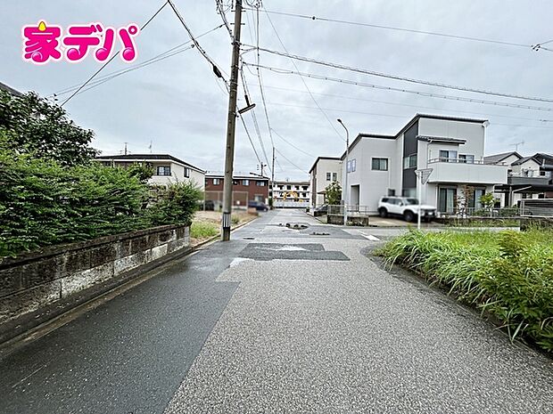 前面道路は公道で、幅員約6ｍのゆとりある広さがあります。車同士のすれ違いや駐車時の切り返しもスムーズに行え、毎日の駐車やお出かけもらくらく。運転が苦手な方でもゆとりを持って出入りしやすい道路幅です。 