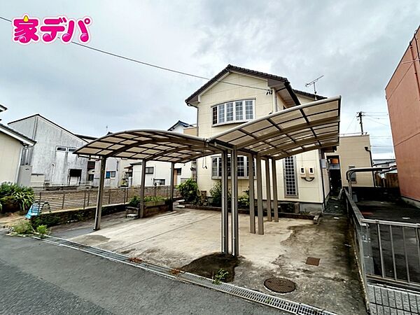 大切なお車を雨や紫外線から守ってくれるカーポートです。雨の日のお出かけや荷物の積み下ろしもスムーズ。天候を気にせず使いやすく、毎日の暮らしを快適にしてくれます。