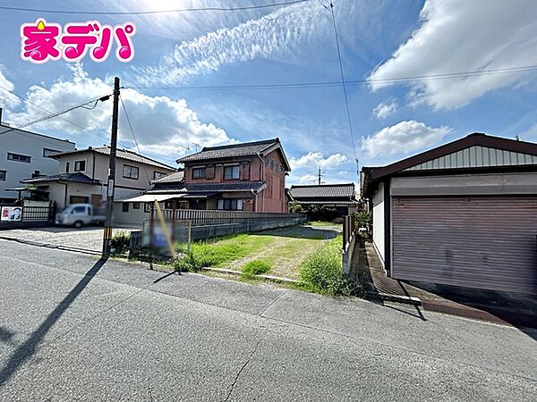 前面道路はゆとりの約6ｍ！車通りも比較的少なく、落ち着いた住環境が魅力です。