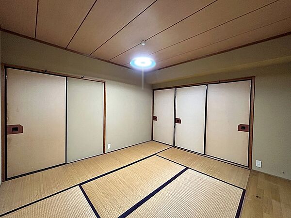 【和室約6帖】 リビングと続き間の和室は、収納スペースとしてもお部屋としても柔軟にご利用いただけます。
