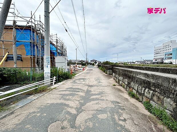 前面道路は幅員約5mとゆとりがあり、車の出し入れや駐車もスムーズに行えます。見通しも良く、毎日のお出かけやお買い物も快適。運転が苦手な方でも落ち着いて車を扱いやすく、安心して暮らせる住環境です。