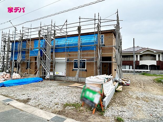 上棟しました。ご見学希望のお客様につきましては同型同仕様の物件にご案内いたします。当日のご連絡でも対応いたします。お気軽に『家デパ』までお問い合わせ下さい!経験豊富なスタッフが対応いたします。
