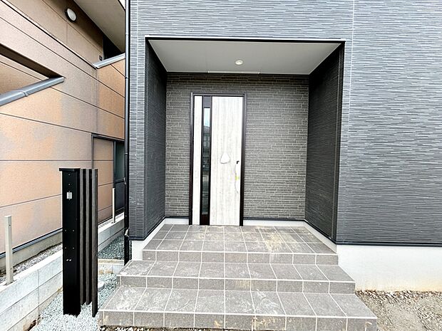 【玄関】 玄関ポーチが住まいの第一印象を明るくします。毎日の出入りもスムーズで、ご家族や来訪者を気持ちよく迎え入れてくれる玄関まわりです。玄関からの動線として日々の暮らしに欠かせないスペースです。