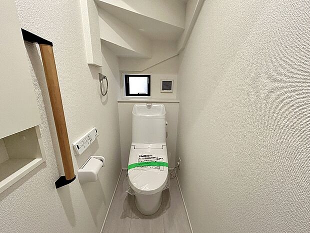 【1階トイレ】 各フロアに1か所ずつシャワー機能付きトイレを設置しており、朝の忙しい時間帯でもスムーズに利用できるため、混雑の軽減にもつながります。