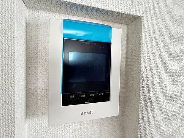 【TVモニター付きインターホン】 訪問者の顔を室内から確認して応対できるため、玄関を開ける前に相手を把握しやすくなります。来客対応や不在時の確認にも役立ち、日常の安心感につながります。