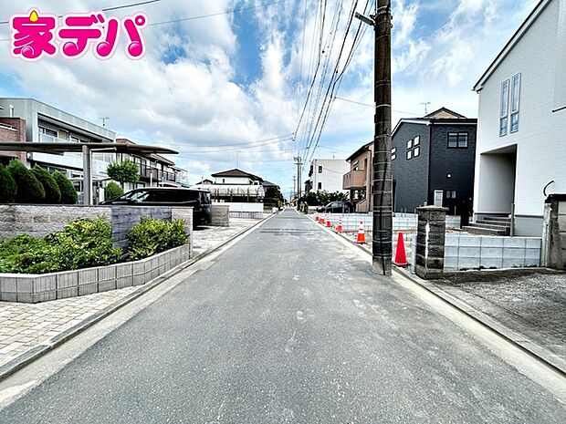 前面道路:北側約4.4m幅。 前面道路は見通しが良く、車の移動や駐車もスムーズに行えます。毎日の通勤やお買い物などのお出かけも快適で、ゆとりを持って車を出し入れできるのが魅力。