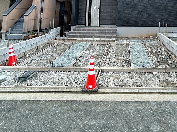 並列2台駐車可能なゆとりあるカースペース。玄関の目の前まで車を寄せられるので、雨の日や荷物が多い日も移動がスムーズ。毎日のお買い物やお出かけの際にも便利で、使い勝手の良い駐車スペースです。