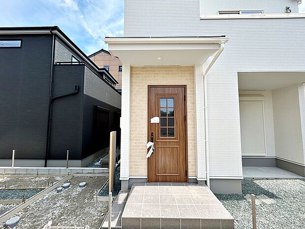 【玄関】 雨の日でも出入りの際に濡れにくい玄関ポーチです。玄関前で傘を開いたり閉じたりしやすく、荷物が多い日でも落ち着いて出入りできます。毎日の暮らしを快適にしてくれる、うれしいポイントです。