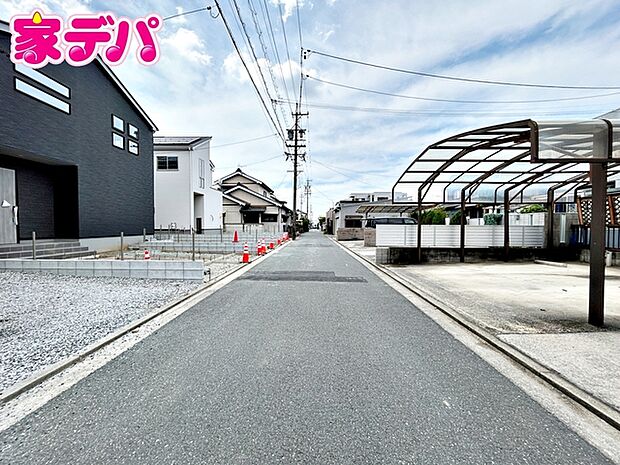 前面道路:北側約4.4m幅。 静かな住宅街で車通りも比較的少なく、毎日の車の出し入れもスムーズ。駐車や切り返しもしやすく、ゆとりを持って運転できるので、毎日快適にお使いいただけます。