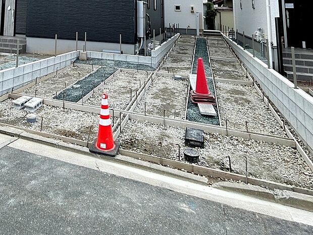 駐車場は2台分を確保し、並列で駐車できます。車同士の入れ替えが不要なので、毎日の車の出し入れもスムーズ。駐車しやすく、お車をよく利用する方にも使い勝手の良い駐車スペースです。