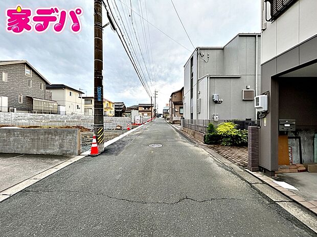 前面道路は幅員約5mとゆとりがあり、車の出し入れや駐車もスムーズに行えます。見通しも良く、毎日のお出かけやお買い物も快適。運転が苦手な方でも落ち着いて車を扱いやすく、安心して暮らせる住環境です。