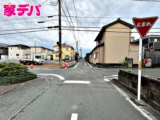 前面道路は幅員約5mとゆとりがあり、車の出し入れや駐車もスムーズに行えます。見通しも良く、毎日のお出かけやお買い物も快適。運転が苦手な方でも落ち着いて車を扱いやすく、安心して暮らせる住環境です。