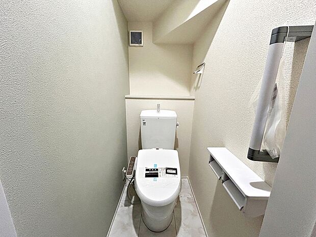 【トイレ】 各フロアに1か所ずつシャワー機能付きトイレを設置しており、朝の忙しい時間帯でもスムーズに利用できるため、混雑の軽減にもつながります。