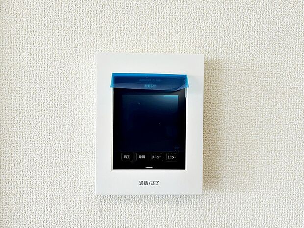 【TVモニター付きインターホン】 玄関まで行かずに室内から来客確認ができるため、手が離せない時でも応対ができます。家事中や作業中でもそのまま対応でき、移動の手間を減らしながら来客対応が行えます。