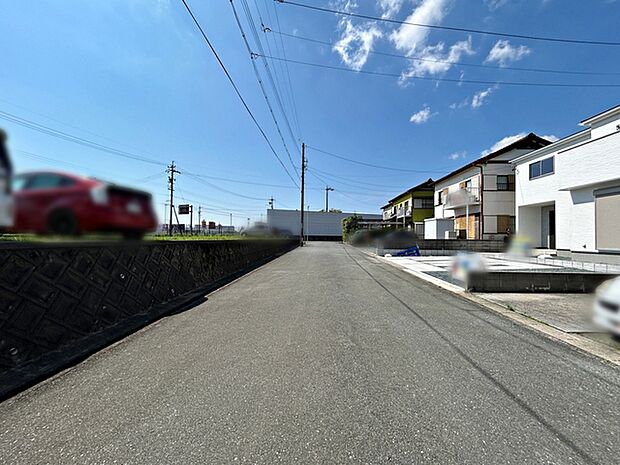 前面道路:南側約6.5m幅 前面道路は公道で、幅員約6.5mのゆとりある広さがあります。車同士のすれ違いや駐車時の切り返しもスムーズに行え、毎日の駐車やお出かけもらくらく。