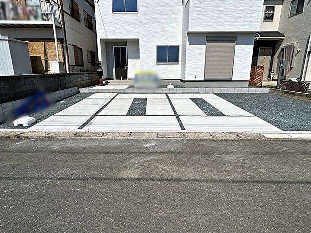 広々3台以上駐車可能なカースペースを確保!ご家族それぞれがお車をお持ちの場合はもちろん、お友達やご親族が遊びに来た際にも困りません。来客時にも安心してお迎えできる、ゆとりのある駐車スペースです。