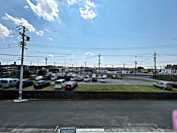 バルコニーからは外の空気を感じながら過ごせる、気持ちの良い景色を望むことができるスペースです。日常の中で外の景色を眺めることで気分転換もしやすく、ほどよい開放感も感じられます。
