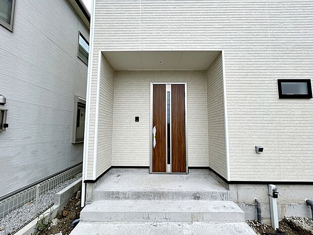 【玄関】 玄関ポーチが住まいの第一印象を明るくします。毎日の出入りもスムーズで、ご家族や来訪者を気持ちよく迎え入れてくれる玄関まわりです。玄関からの動線として日々の暮らしに欠かせないスペースです。