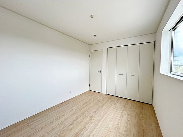 【洋室6帖】 お子様の一人部屋として使いやすい広さの居室で、成長に合わせて長くご利用いただけます。クローゼット付きで収納もしやすく、自然とお片付けの習慣が身につきやすい環境です!