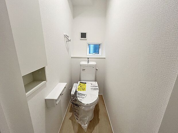 【1階トイレ】 各フロアに1か所ずつシャワー機能付きトイレを設置しており、朝の忙しい時間帯でもスムーズに利用できるため、混雑の軽減にもつながります。