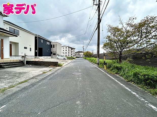 前面道路:北西側約5.9m幅。 前面約5.9m幅の道路に面しており、車の通行や駐車もゆとりを持って行える広さです。