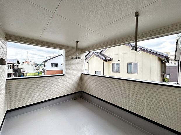 【バルコニー】 屋根付きのインナータイプのバルコニーなので、急な雨でも洗濯物が濡れにくく安心です。天候を気にせず外干しができ、毎日の家事をサポートしてくれる使い勝手の良いスペースです。