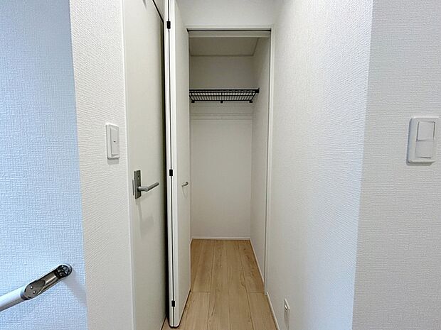 2階廊下にある収納で、共用の荷物や日用品、季節用品などをまとめて管理できるため、各部屋に物が分散しにくくなります。必要な物を一か所に集約できるため、探す手間を減らしながら出し入れもしやすくなります。