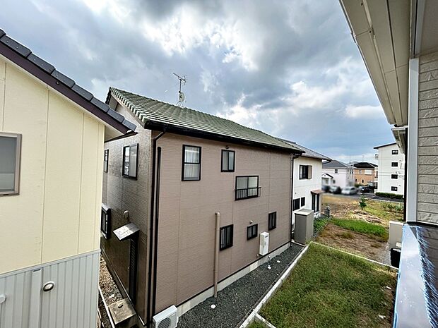 バルコニーからは閑静な街並みを望むことができ、外の空気を感じながら過ごせるスペースです。日常の中で外の景色を眺めることで気分転換もしやすく、ほどよい開放感も感じられます。