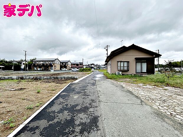 前面道路は車通りが少なく、落ち着いた住環境が魅力です。お子様も安心して過ごしやすく、車の出入りや歩行もしやすい環境です。現地では周辺の様子や道路の雰囲気もあわせてご確認いただけます。