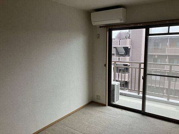 南向きならではの恵まれた採光と通風で、日中は明るい光がしっかりと差し込むお部屋です。風通しも良く、室内にいながらも開放感を感じられるため、毎日の暮らしを心地よく過ごしていただけます！