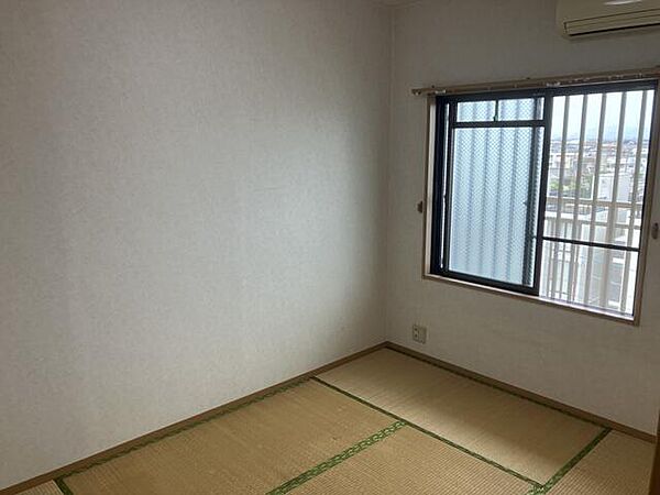 和モダンの落ち着きとお洒落さを兼ね備えた空間で、日常の中にやわらかな雰囲気を感じられます。普段はお子様の遊びスペースやご家族のくつろぎスペースとして多目的に活用できます！