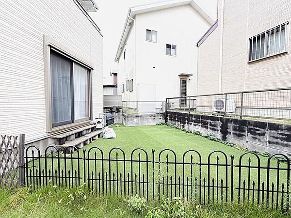 ガーデニングで四季折々のお花や植物を楽しめるお庭です。夏にはプール遊びやバーベキューなど、季節に合わせた過ごし方も楽しめます。お庭で過ごす時間が増え、暮らしの楽しみが広がる魅力的なスペースです。