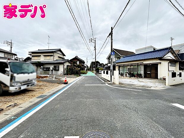 前面道路は幅員約5mとゆとりがあり、車の出し入れや駐車もスムーズに行えます。見通しも良く、毎日のお出かけやお買い物も快適。運転が苦手な方でも落ち着いて車を扱いやすく、安心して暮らせる住環境です。