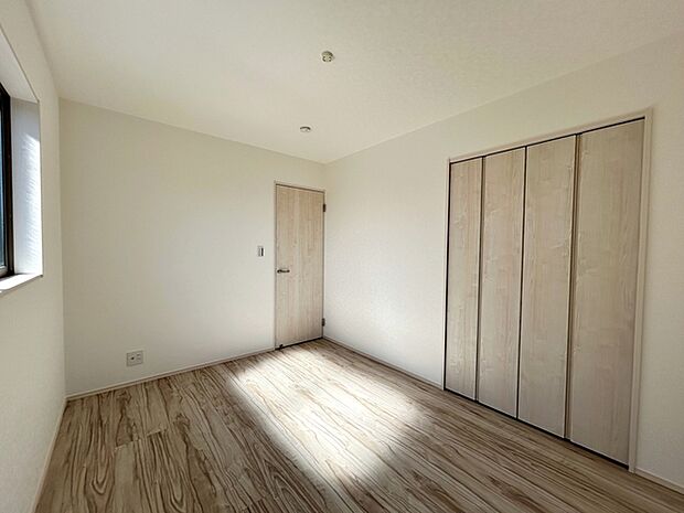 【洋室6帖】 お子様の一人部屋として使いやすい広さの居室で、成長に合わせて長くご利用いただけます。クローゼット付きで収納もしやすく、自然とお片付けの習慣が身につきやすい環境です！ 