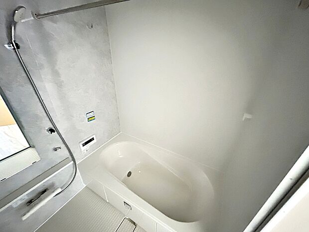 【浴室】 防水性や保温性に配慮されたシステムバスルームです。洗い場と脱衣所の段差が少なく、出入りがしやすいバリアフリー仕様となっており、ご家族の毎日の入浴を快適にサポートしてくれる空間です。 