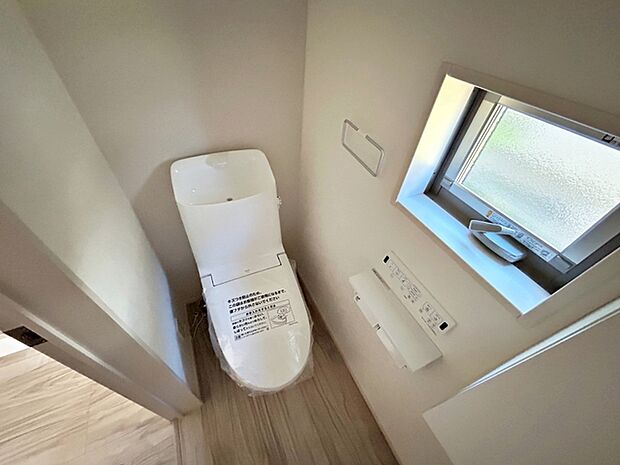 【1階トイレ】 1階・2階ともにシャワー機能付きトイレを設置しています。小窓付きのため換気もしやすく、空気の入れ替えがスムーズに行えるのもポイント。