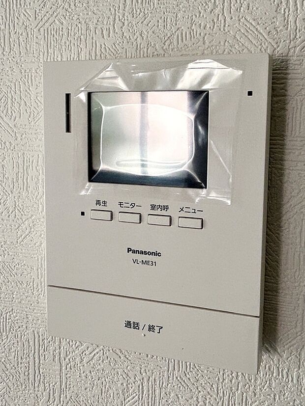 【ＴＶモニター付きインターホン】 訪問者の顔を室内から確認して応対できるため、玄関を開ける前に相手を把握しやすくなります。来客対応や不在時の確認にも役立ち、日常の安心感につながります。 