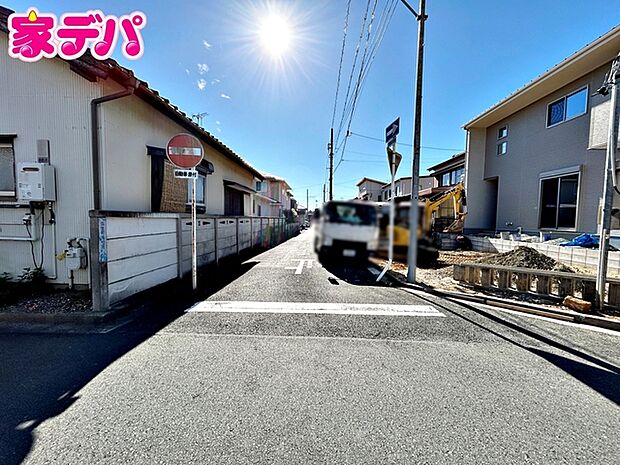 前面道路：南側約4.5ｍ幅、東側約5.4ｍ幅。角地の為日当たり良好です。 毎日の通勤やお買い物などのお出かけも快適で、ゆとりを持って車を出し入れできるのが魅力。