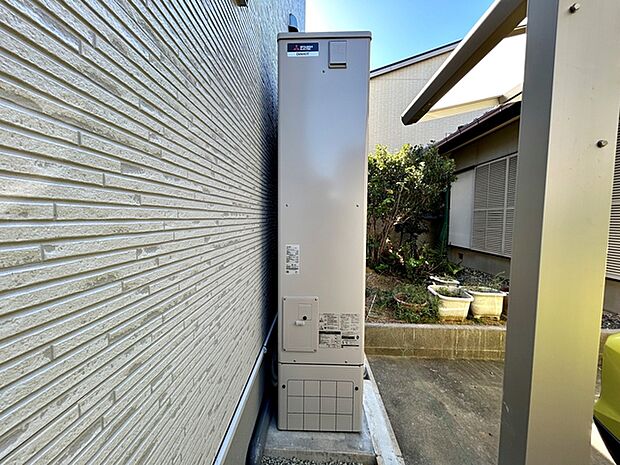 エコキュートを設置しており、空気の熱を利用して効率よくお湯を沸かすことができます。光熱費の節約につながりやすく、毎日の給湯を経済的にサポート！家計や環境にも配慮されています。 