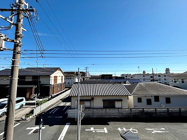 バルコニーからは閑静な街並みを望むことができ、外の空気を感じながら過ごせるスペースです。日常の中で外の景色を眺めることで気分転換もしやすく、ほどよい開放感も感じられます。 