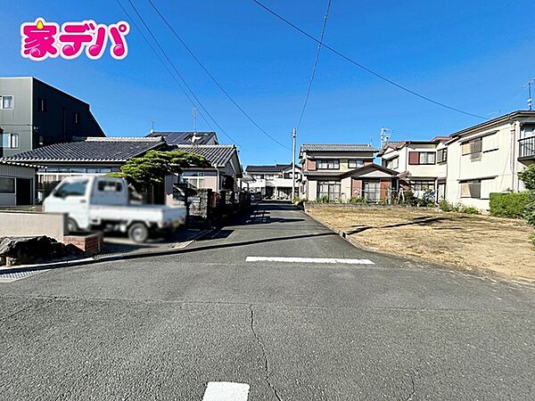 静かな住宅街で車通りも比較的少なく、毎日の車の出し入れもスムーズ。駐車や切り返しもしやすく、ゆとりを持って運転できるので、毎日快適にお使いいただけます。