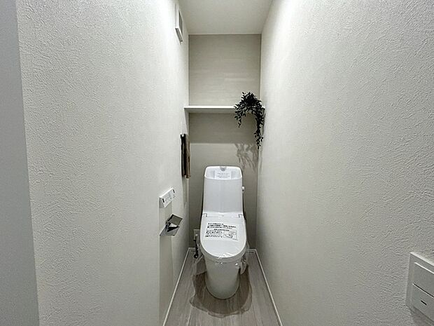 【1階トイレ】 各フロアに1か所ずつシャワー機能付きトイレを設置しており、朝の忙しい時間帯でもスムーズに利用できるため、混雑の軽減にもつながります。
