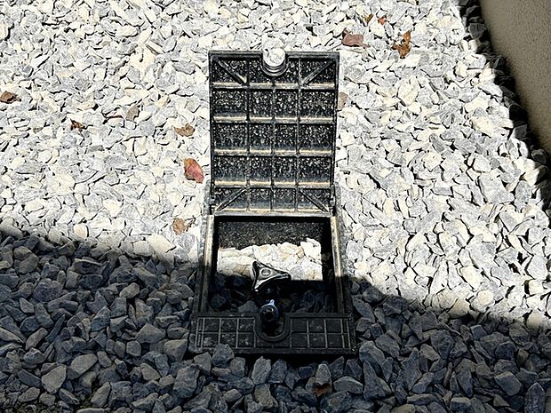 散水栓があるので、お庭の水やりや洗車、外まわりのお掃除もスムーズ。夏にはお子様の水遊びにも活用でき、屋外でのさまざまなシーンで便利に使える、うれしい設備です。 