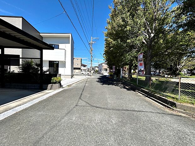 前面道路：東側約5.9ｍ幅。 前面道路は約5.9ｍあり、車の出し入れや駐車もスムーズに行えます。