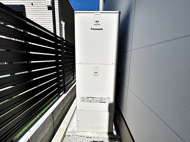 エコキュートを設置しており、空気の熱を利用して効率よくお湯を沸かすことができます。光熱費の節約につながりやすく、毎日の給湯を経済的にサポート！家計や環境にも配慮されています。 