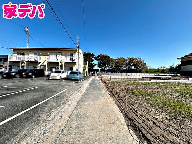 前面は車通りの少ない道路なので、車の出し入れも落ち着いて行えます。駐車の際も周囲を確認しやすく、慌てずに操作できます。運転が苦手な方も安心の立地で、毎日の車移動も快適に行えます。