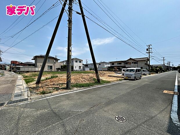 前面道路は公道で、幅員約6mのゆとりある広さがあります。車同士のすれ違いや駐車時の切り返しもスムーズに行え、毎日の駐車やお出かけもらくらく。運転が苦手な方でもゆとりを持って出入りしやすい道路幅です。