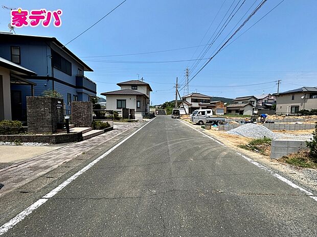 前面道路は公道で、幅員約6mのゆとりある広さがあります。車同士のすれ違いや駐車時の切り返しもスムーズに行え、毎日の駐車やお出かけもらくらく。運転が苦手な方でもゆとりを持って出入りしやすい道路幅です。